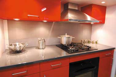 La peinture résine spéciale carrelage bi-composants se présente de 2 produits qui garantissent l'étanchéité et sa résistance aux chocs après application : Resinence Color 28 couleurs direct sur carrelage et Résinence Finition satin. en vente chez Castorama.