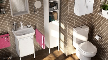 Aménager sa petite salle de bain avec des meubles hauts, une astuce pratique pour s'offrir des rangements jusqu'au plafond sans rogner de place sur la pièce.