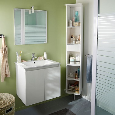 Dans cette petite salle de bain les meubles simples et compacts créent une salle d'eau tendance et pratique. Une déco épurée et fonctionnelle idéale.
