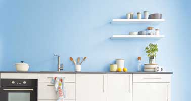 Bleu pastel pour repeindre sa cuisine, une couleur idéale  pour une cuisine lumineuse associée à du gris perle et un plan de travail bois