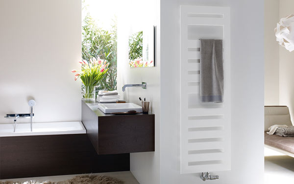 Sèche-serviette soufflant blanc dans salle de bain design Sèche-serviettes électrique design rayonnant avec régulation facile de la température de la salle de bain, programmation journalière et hebdomadaire, fonction minuterie, dispositif anti-surchauffe 5 hauteurs au choix, largeurs entre 400 à 900 mm. Réf : sèche-serviettes design Metropolitan de Zehnder chez Espace Aubade.