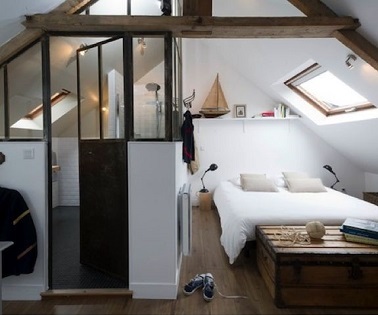 Une verrière dans la suite parentale mansardée Dans cette suite parentale mansardée, l'objectif est d'optimiser l'espace. Pour ce faire, la salle de bain est bien délimitée derrière une verrière acier.