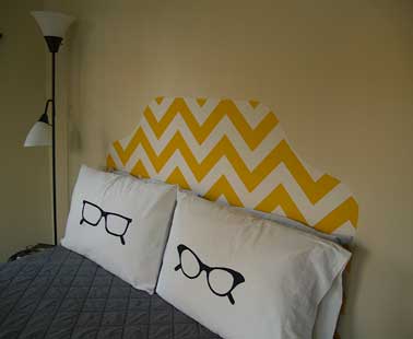 Une idée déco pour fabriquer une tête de lit avec du tissu. Après une mise en forme à l'aide de la découpe du tissu, il est durci avec de l'amidon pour obtenir un tendu parfait.