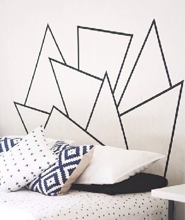 Tête de lit masking tape formes géométriques Les formes géométriques au masking tape sont aussi une solution pour gagner de la place. Dans la chambre, cette technique permet de créer une tête de lit.
