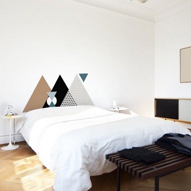 La déco aux formes géométriques peut aussi être gage d'élégance. Peinte sur le mur de la chambre comme tête de lit c'est personnel et délicat à souhait. 