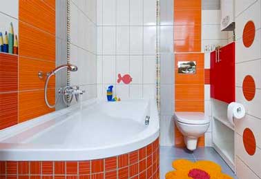Pour la déco d'une salle de bain aménagée pour les enfants c’est carte blanche qui est donnée à la couleur ! Un mixte de carrelage orange et blanc, des accessoires de toilettes rouge, tout est permis.