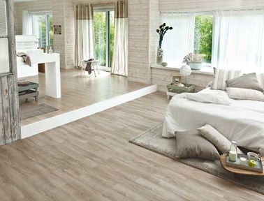 Le style déco zen est une bonne idée pour cette suite parentale. Du bois et des meubles blancs rien de tel pour faire de la chambre adulte un havre de paix.