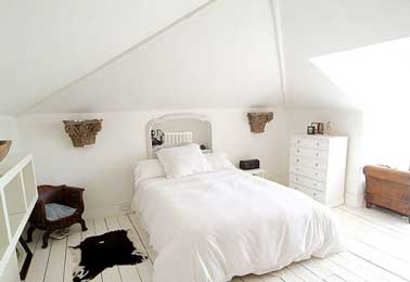Fabriquer une tête de lit avec un grand miroir en déco de chambre parentale présente l’avantage de doubler la surface de la chambre. Pour doubler l’effet déco, disposer face à la tête de lit un meuble ou un bel objet.