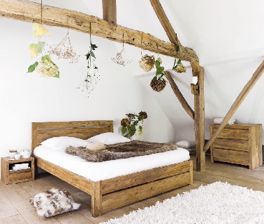 Pour une chambre nature douillette à souhait, le bois c'est un élément cocooning parfait. Sur la structure du lit et autour il réchauffe la pièce comme de la fourrure.
