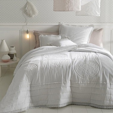 Toute de blanc vêtue, cette chambre confort ressemble à un nuage cocooning dans lequel on aimerait plonger. Une couette douillette et des gros oreillers, on adore !