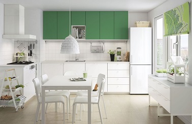 Un mode bicolore original dans la cuisine Ikea Du vert dans la cuisine, Ikea a osé ! Originale, le côté bi-colore des meubles Metod met en exergue le coin repas convivial de cette cuisine ouverte.