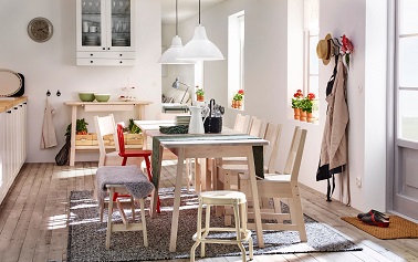 Cette cuisine ikea a beau être vide on imagine aisément une famille réunie autour de la table en bois clair. Une ambiance conviviale règne et c'est le but.