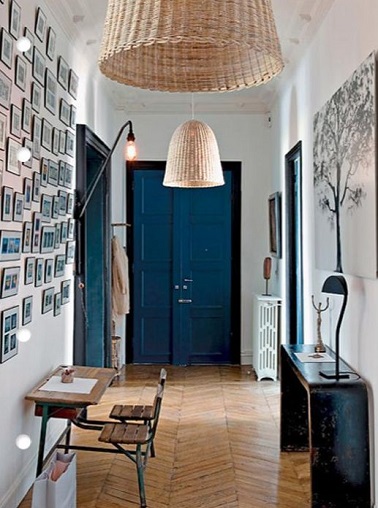 Une déco couloir originale bois blanc bleu Des meubles chinés constituent la déco de ce couloir. Le bureau d'écolier, la console patinée et les suspensions apportent le caractère à ce passage.