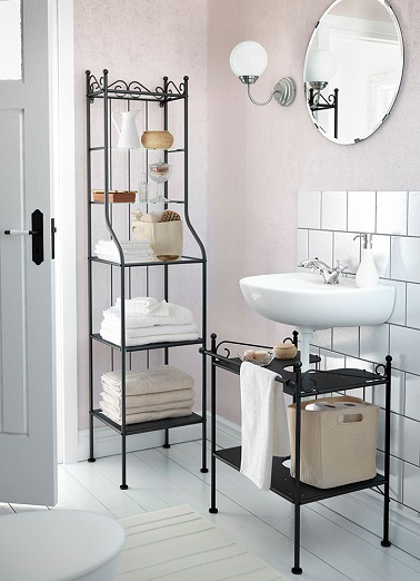 Des meubles rétro, un lavabo suspendu, cette petite salle de bain n'oublie pas la déco et l'allie à la praticité en toute élégance.