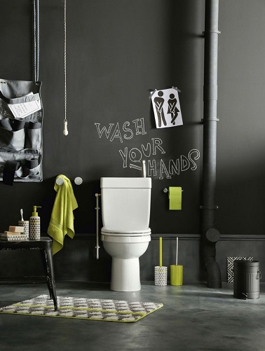 Un WC noir déco élégante et simple Cette déco WC a pris le parti de l'originalité. Une peinture tableau noir sur les murs et quelques objets déco verts anis, une association déco élégante.