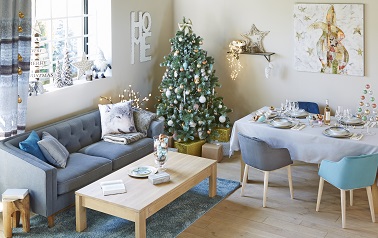 Les déco de Noël du catalogue Alinéa 2015 font briller la tendance déco scandinave autant sur les meubles que sur le traditionnel sapin et les guirlandes lumineuses.
