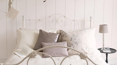 Pour s'offrir une chambre à la déco romantique, rien de tel que d'user de la couleur blanche. Sur les murs blancs associés à un linge de lit beige sont un mariage parfait !