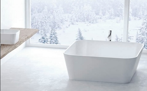 Dans une petite salle de bain, poser une baignoire îlot carrée est une idée hyper design.