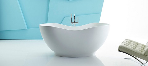 Contemporaine, cette baignoire îlot adopte un look déco cocon ressemblant à une coquille d’œuf cassée. Un design idéal pour une salle de bain moderne.