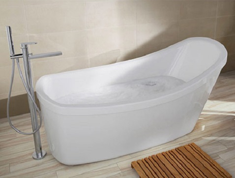 Cette baignoire aux courbes épurées et arrondies appelle à la détente. La robinetterie en inox installé au sol monte jusqu'aux bords de la baignoire.