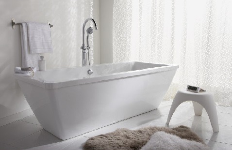 L'ambiance cocooning de cette salle de bain est relevé par la jolie baignoire îlot rectangulaire