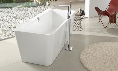 Rectangulaire, fine et raffinée, la baignoire îlot structure la pièce en la modernisant.