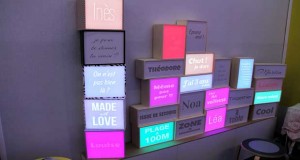 Illuminez votre déco intérieure avec la boite lumineuse design signée Dada Light ! Personnalisable, cet objet déco met en lumière les messages de votre choix.