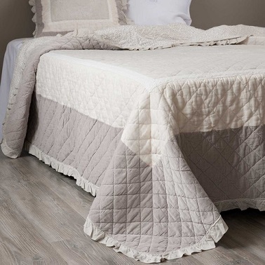 un boutis couleur lin et beige à mettre dans la chambre sur le lit