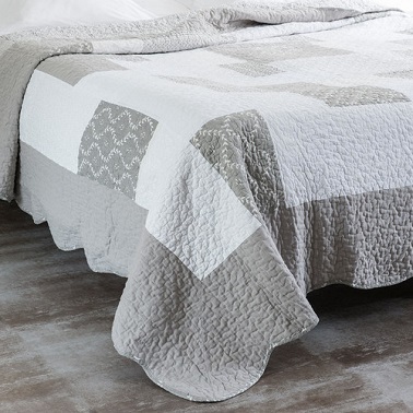 Couleur gris et blanc pour un boutis chaleureux sur le lit d'une chambre cocon