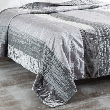 Boutis en tissu effet satiné enveloppant et esthétique pour la chambre.