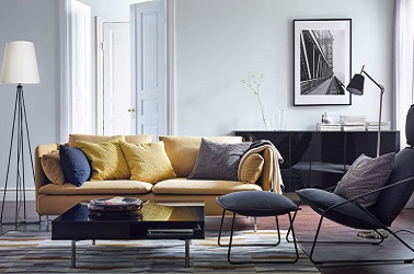Un canapé jaune foncé pour réveiller un salon déco design Pour réveiller une déco d'un salon gris au style design, un canapé jaune avec des pieds fins en métal s'avère être un aménagement moderne et élégant.