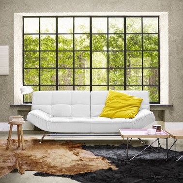 Un canapé modulable et design pour un salon stylé Design, ce salon lumineux avec une grande baie vitrée met en valeur un canapé blanc à la forme moderne. Modulables le dossier et les accoudoirs se baissent et se relèvent.