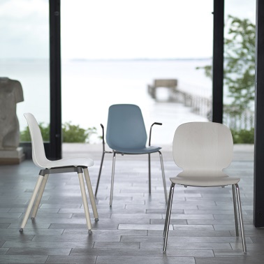 Chaise avec pieds et accoudoirs en métal, assise arrondie blanc ou bleu.