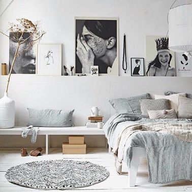 Une chambre scandinave blanche avec du gris clair tout doux Le gris et le blanc dans une chambre scandinave font toujours bon ménage. Ces deux couleurs douces s'associent dans une chambre à coucher blanche pour lui donner du cachet.