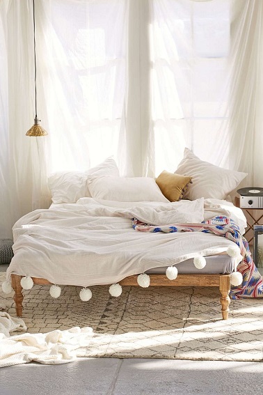 Un style bohème dans une chambre blanche délicate Une chambre bohème blanche c'est l'occasion d'adopter une déco tendre et mignonne dans la chambre à coucher. Avec un lit aux lignes fines et des draps originaux, on aime !