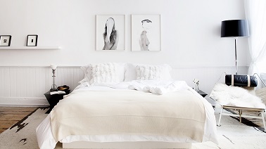 Dans une chambre design blanche, le noir peut être facilement apporté par petites touches déco. Un tableau, une lampe ou un tapis, le noir et blanc c'est toujours top ! 