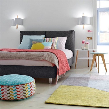 Une chambre blanche avec des accessoires couleurs vives et pastel Pour éviter que la chambre blanche ne soit trop aseptisée, il convient de rompre le côté immaculé de la pièce avec des touches de couleurs vives et des motifs modernes.