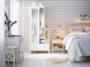 Pour une chambre ambiance bord de mer, le blanc est la couleur idéale. Les lambris peints aux murs et les meubles rajoutent à cette déco fraîche et lumineuse comme jamais.