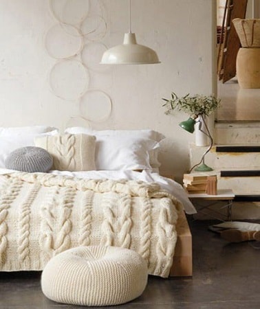 Chambre parentale cocooning blanche avec plaid laine Le blanc dans une chambre parentale cocooning c'est divin ! Cette couleur lumineuse épure la pièce et en fait un coin cosy avec des plaids en laine et des coussins moelleux.