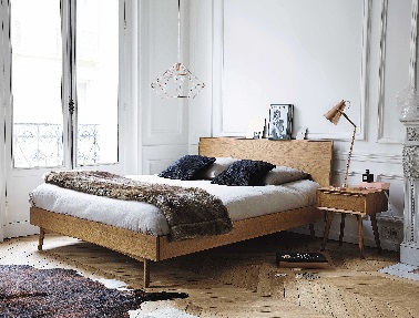 Une chambre esprit vintage utilise le blanc pour mettre en valeur ses objets déco chinés comme un vieux lit en bois, une suspension ou une lampe de chevet par exemple.
