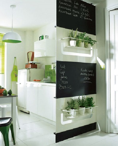 Une cloison amovible avec panneaux peinture tableau noir et herbes aromatiques, un aménagement parfait pour séparer la cuisine du salon. Originale cette cloison décorative !