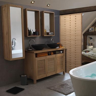 Dans une chambre parentale, une cloison de séparation amovible en bois prêt à peindre entre la salle de bain et la chambre crée un espace d'intimité charmant !
