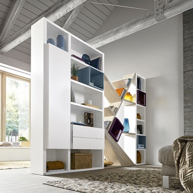 Pour une cloison amovible moderne, pourquoi ne pas choisir une étagère déco déstructurée. Cette dernière imposante sépare facilement les différents espaces dans une pièce.