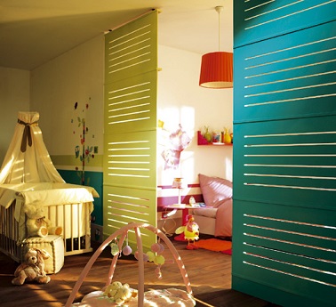 Dans une chambre où il y a 2 enfants, une cloison sur vérins amovible crée deux espaces et deux univers différents. De cette façon chaque bout de chou retrouve son cocon perso.