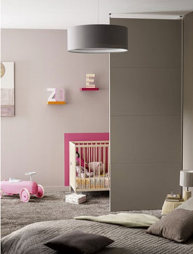 Quand bébé dors près des parents, une cloison amovible permet de délimiter temporairement et de façon déco deux espaces dans une même chambre. Tout le monde s'y retrouve !