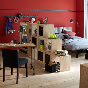 Une meuble escalier pour séparer une pièce en deux c'est une cloison amovible intelligente qui n'a pas besoin de fixation spéciale. Et c'est pratique avec les rangements.