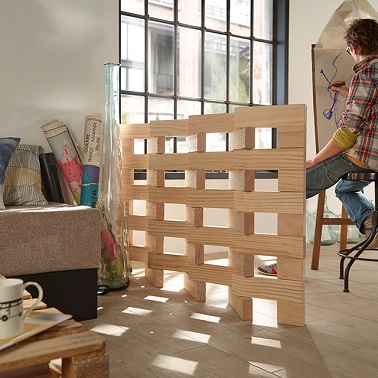 Une cloison amovible basse est aussi une solution pour séparer les espaces dans une même pièce. Dans un esprit atelier d'artiste, cet aménagement en bois est tendance.