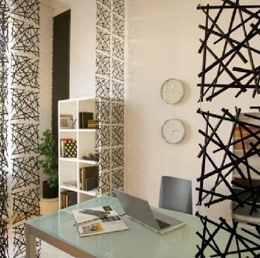 Contemporaine, cette cloison de séparation amovible est aérienne et laisse passer la lumière contrairement à une cloison pleine ou en dur. Déco moderne garantie !