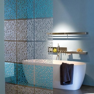 Des carrés attachés les uns aux autres peuvent être une solution esthétique pour créer une jolie cloison amovible dans la salle de bain. En plus ils sont modulables.
