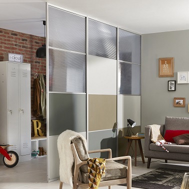 Une cloison amovible joue aussi avec les couleurs et les matières pour un effet déco dans la maison. Alternant transparence et panneaux plein, cette cloison est moderne.